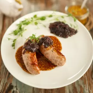 Pieczona biała kiełbasa z sosem piwno-musztardowym i konfiturą z czerwonej cebuli