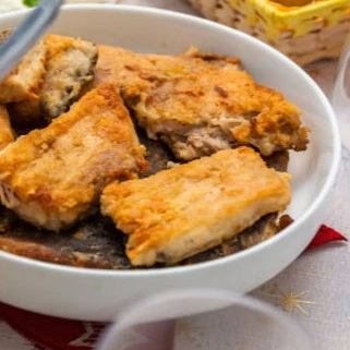 Wigilijny smażony karp z sosem grzybowym