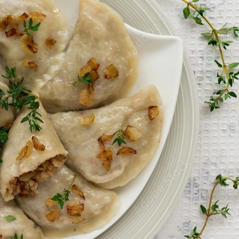 Pierogi z kapustą i grzybami z okrasą z cebulki