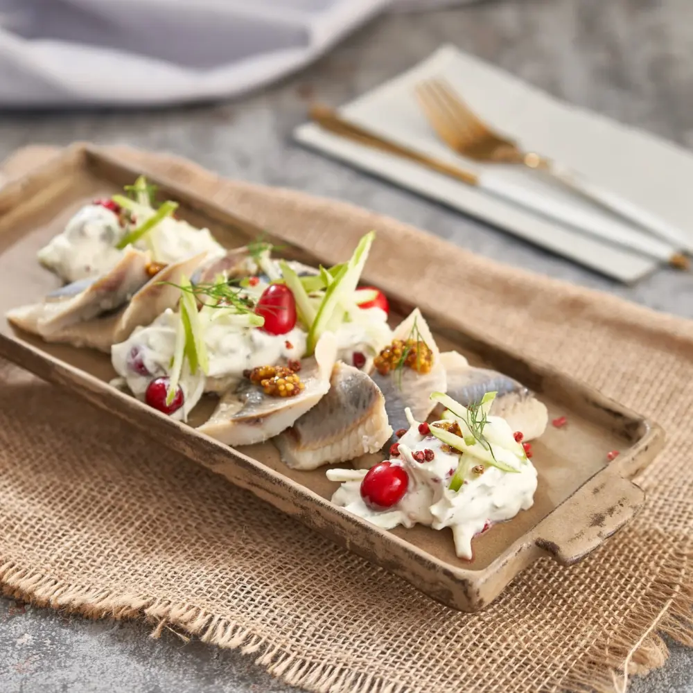 Śledź w śmietanie z żurawiną