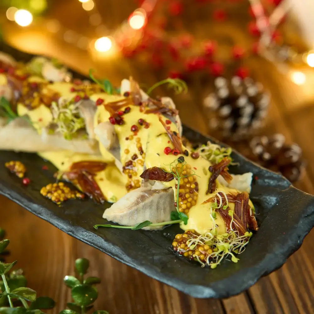 Śledź z sosem kurkumowo-daktylowym